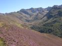 Là-bas, tout au fond, au pied des montagnes