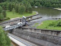 ... pour visiter ce mécanisme qui, depuis 1969, remplace 17 écluses pour franchir une dénivellation de 44 mètres du canal de la Marne au Rhin.