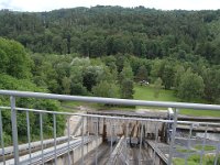 ... grâce aux deux contre-poids de 450 tonnes chacun.