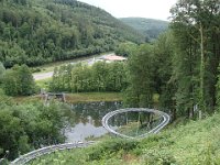 En bas, au bord du canal,  la cristallerie Lehrer ...