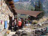 Cuisine en plein air avec les « aides ménagères ».  Vu le soleil qui commence à cogner ...