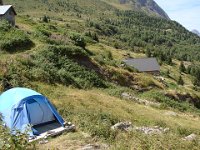 Il a un lourd panneau à monter  dans son « cabanon » ...