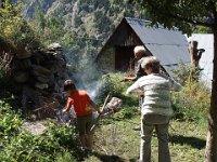 Emil, Gérard et Martine entretiennent la flamme.