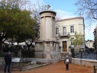 La lanterne de Diogène. Au fond, la rue Tripodon. Au 14, le restaurant Scholarchio sert, entre autres, d'excellentes crevettes grillées.