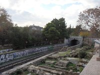 Le ligne de métro 3 (vers l'aéroport) passe tout près ...