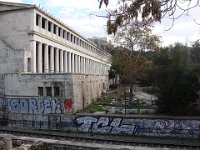 ... surplombée par la stoa (centre commercial) construite par Attale II Philadelphe, roi de Pergame, vers -150 av. J.-C., en remerciement de l'éducation qu'il avait reçue dans la cité. En fait, c'est une reconstitution financée par Rockfeller (vers 1955).