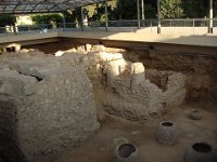 Au passage, nous découvrons les restes de thermes mis en valeur rue Amalias.