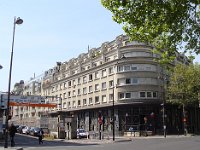 Avenue Daumesnil, les copies de l'Esclave mourant (Michel-Ange) sont toujours là. Au-dessus du commissariat.