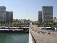 Vers la Bibliothèque Nationale de France François Mitterrand, communément appelée la TGB ( Très Grande Bibliothèque).