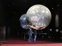 Les fameux Globes de Coronelli ou Globes de Marly, offerts à Louis XIV, auparavant au Grand Palais.  Le second représente l'état du ciel lors de la naissance du roi.