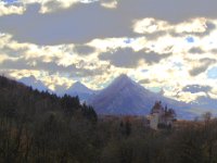 Malgré le temps couvert, on peut apercevoir le château de Menthon-Saint-Bernard (Xe siècle, restauré au XIXe). En arrière-plan, le Roc des Bœufs.