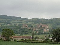 ...en passant devant l'un des nombreux villages fortifiés qui la jalonnent ...