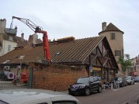 Derrière la pizzeria en rénovation,  la tour de la Trémoille (Trémouille), elle-même largement restaurée.  Louis II de la Trémoille (1460-1525), gouverneur et lieutenant-général de Bourgogne, remporta de nombreuses victoires durant les guerres d'Italie et mourut à la bataille de Pavie.