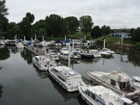 De l'autre côté de l'île, sur le bras de la Génise, le port de plaisance.