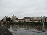 En aval du pont de la Génise, les détritus s'accumulent.