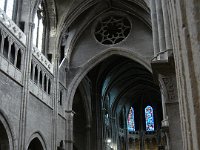 Au premier étage, un triforium (une galerie) à balustrade pleine permet de circuler dans l'épaisseur des murs.