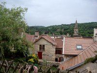 Depuis les terrasses derrière la maison, on voit que le jardin s'est amélioré ...