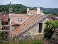 ... avec accès plus facile et une vigne en tonnelle aux grappes naissantes.