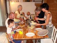 Agnès les sert, ainsi que Blandine,  pendant que Gérard a quelques difficultés à décapsuler sa bière.