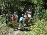 Au pont, on attend un peu que les autres randonneurs s'éloignent ...