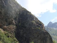 Avec d'excellents yeux, on peut apercevoir sur l'arête trois grimpeurs sortant de la via ferrata ...