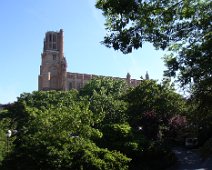 20 Mais en fait nous avons rendez-vous devant la cathédrale ...