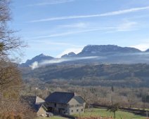 08 Et, comme d'habitude, quelqu'un au loin brûle on ne sait quoi, en toute illégalité.