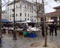 02 Le marché d'Aligre, bien sûr. Mais le temps est à la pluie ...