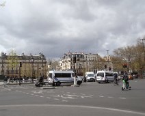 06 C'est jour de manifestation contre la réforme des retraites. Long convoi policier hurlant allant sans doute vers Montparnasse ....