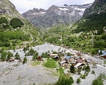 09 De loin, le village ne semble pas si dévasté que ça, ...