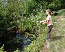 10 ... qui va ensuite tenter de pêcher le canard en plastique dans le bassin, ...