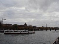 Le bateau-mouche, devant le Pont des Arts, est bien vide.
