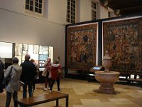 La salle expose des tapisseries du XVIe siècle et cette fontaine en marbre, seul reste de sa fonction première : l'accueil des pauvres et des malades.