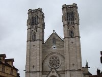 ... la cathédrale éponyme.  Construction du XIe au XVIe, façade refaite au XIXe.