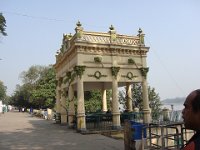 12 Le célèbre kiosque de la famille Roquitte (la seule française encore présente), sur la promenade (Strand) le long du Gange.