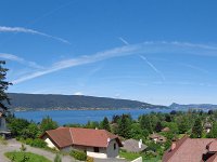 04 - 05 Premier aperçu sur le lac (et les traînées des avions, l'aéroport de Genève n'est pas loin)