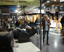 03 ... et certains testent les fauteuils relax.