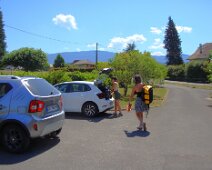 03 Chez les parents d'Angélique les cousines sont là. Eh oui, l'une d'elle a sa voiture, maintenant !