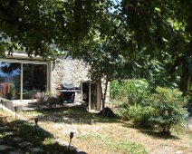 06 Le barbecue chauffe déjà.