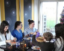 06 À la table des jeunes il n'y a maintenant presque que des adultes.