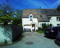 02 ... pour rejoindre Saint-Aubin. Sur la maison les gouttières sont maintenant en zinc, celles en plastique ayant été ravagées par la grêle.