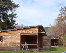 02 Des bungalows ont été réservés. Confortables mais tous semblables. Du coup on entre parfois par erreur chez le voisin !