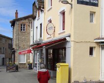 09 ... devant la boulangerie...