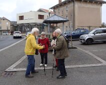 10 ... nous croisons Yves, certes avec cannes (comme Pierre maintenant), mais toujours aussi volubile.