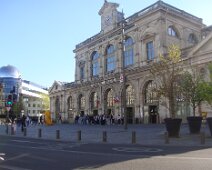 00 Gérard vient nous chercher en voiture à la gare de Lille...