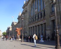 02 Ce plantigrade ailé est censé interpeller sur la disparition des ours, des abeilles, etc.