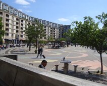 01 Arrivée gare de Lyon. Une corneille peu farouche picore sur une table.