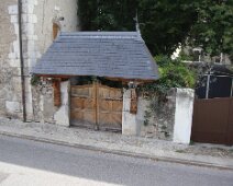 Au passage, remarquons cette modeste entrée...